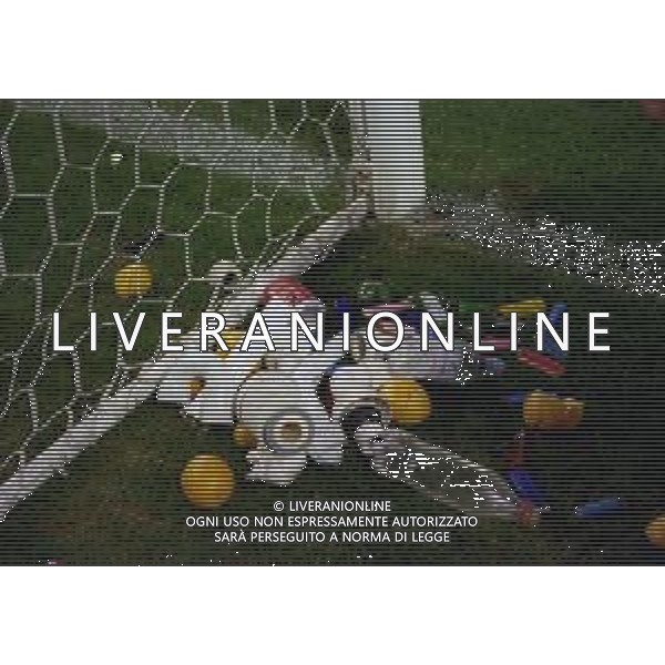 12-10-1999 GENOVA COPPA ITALIA SAMPDORIA-BOLOGNA NELLA FOTO OGGETTI TIRATI IN CAMPO DAI TIFOSI DELLA SAMPDORIA AG ALDO LIVERANI SAS