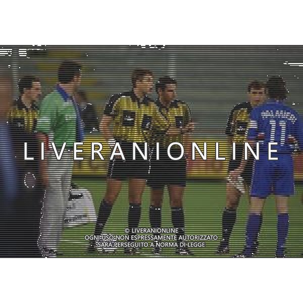 12-10-1999 GENOVA COPPA ITALIA SAMPDORIA-BOLOGNA NELLA FOTO LA PRIMA VOLTA DI DUE ARBITRI IN CAMPO L\'ARBITRO ROBERTO ROSETTI E GIANLUCA PAPARESTA AG ALDO LIVERANI SAS