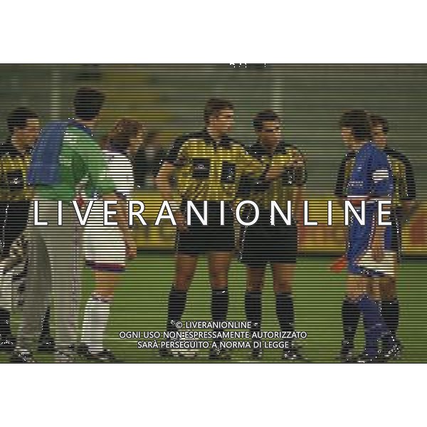 12-10-1999 GENOVA COPPA ITALIA SAMPDORIA-BOLOGNA NELLA FOTO LA PRIMA VOLTA DI DUE ARBITRI IN CAMPO L\'ARBITRO ROBERTO ROSETTI E GIANLUCA PAPARESTA AG ALDO LIVERANI SAS