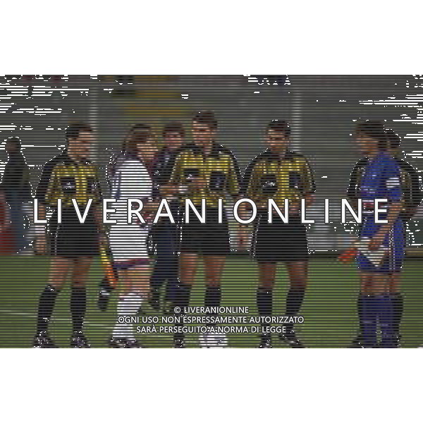 12-10-1999 GENOVA COPPA ITALIA SAMPDORIA-BOLOGNA NELLA FOTO LA PRIMA VOLTA DI DUE ARBITRI IN CAMPO L\'ARBITRO ROBERTO ROSETTI E GIANLUCA PAPARESTA AG ALDO LIVERANI SAS