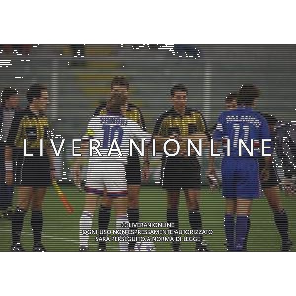 12-10-1999 GENOVA COPPA ITALIA SAMPDORIA-BOLOGNA NELLA FOTO LA PRIMA VOLTA DI DUE ARBITRI IN CAMPO L\'ARBITRO ROBERTO ROSETTI E GIANLUCA PAPARESTA AG ALDO LIVERANI SAS