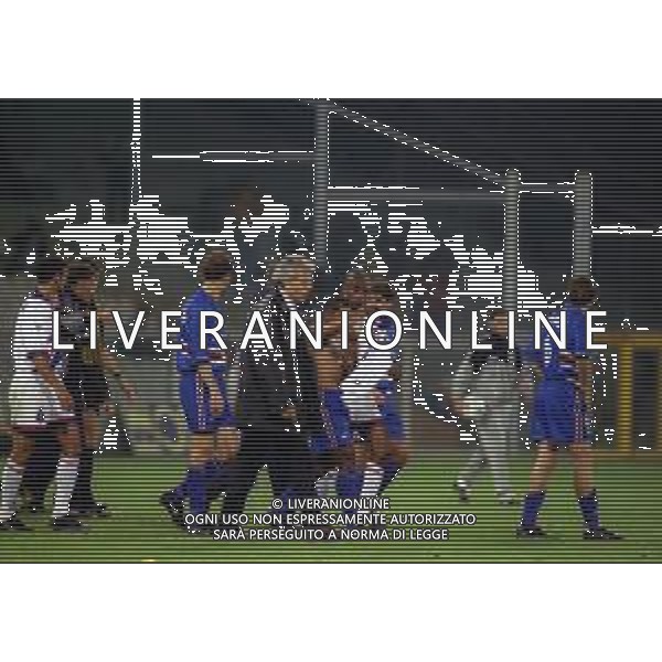 12-10-1999 GENOVA COPPA ITALIA SAMPDORIA-BOLOGNA NELLA FOTO I GIOCATORI DEL BOLOGNA E DELLA SAMPDORIA CHIEDONO AI TIFOSI DI EVITARE IL LANCIO DI OGGETTI AG ALDO LIVERANI SAS