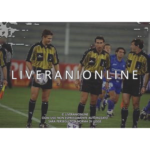 12-10-1999 GENOVA COPPA ITALIA SAMPDORIA-BOLOGNA NELLA FOTO LA PRIMA VOLTA DI DUE ARBITRI IN CAMPO L\'ARBITRO ROBERTO ROSETTI E GIANLUCA PAPARESTA AG ALDO LIVERANI SAS