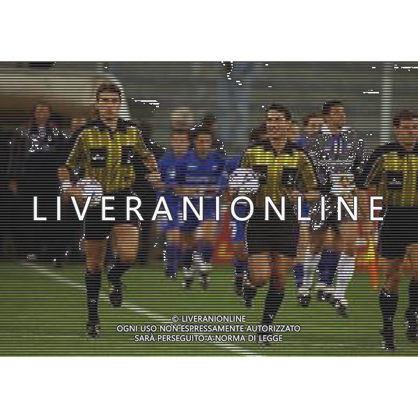 12-10-1999 GENOVA COPPA ITALIA SAMPDORIA-BOLOGNA NELLA FOTO LA PRIMA VOLTA DI DUE ARBITRI IN CAMPO L\'ARBITRO ROBERTO ROSETTI E GIANLUCA PAPARESTA AG ALDO LIVERANI SAS