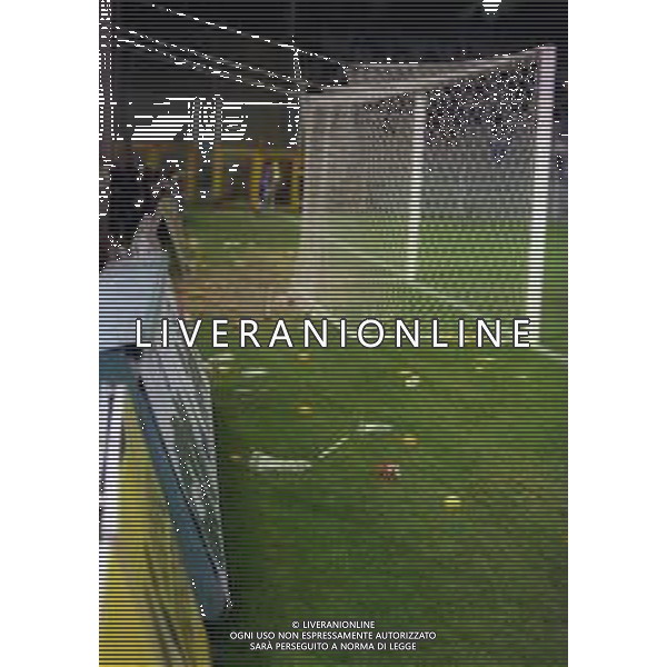 12-10-1999 GENOVA COPPA ITALIA SAMPDORIA-BOLOGNA NELLA FOTO OGGETTI TIRATI IN CAMPO DAI TIFOSI DELLA SAMPDORIA AG ALDO LIVERANI SAS