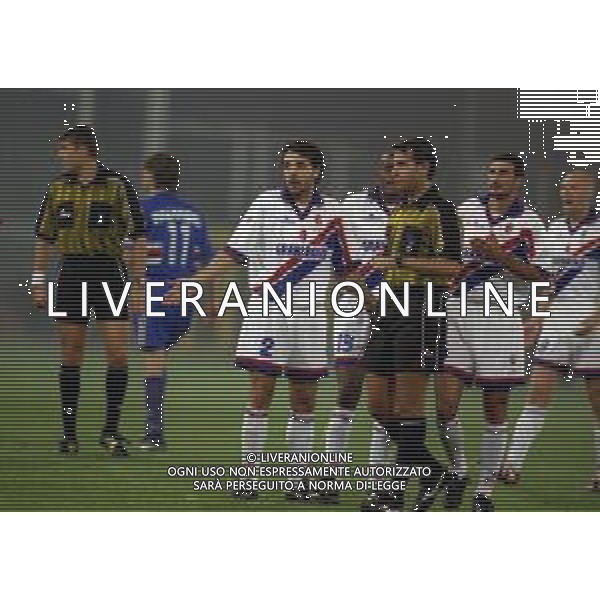 12-10-1999 GENOVA COPPA ITALIA SAMPDORIA-BOLOGNA NELLA FOTO I GIOCATORI DEL BOLOGNA E DELLA SAMPDORIA CHIEDONO AI TIFOSI DI EVITARE IL LANCIO DI OGGETTI AG ALDO LIVERANI SAS