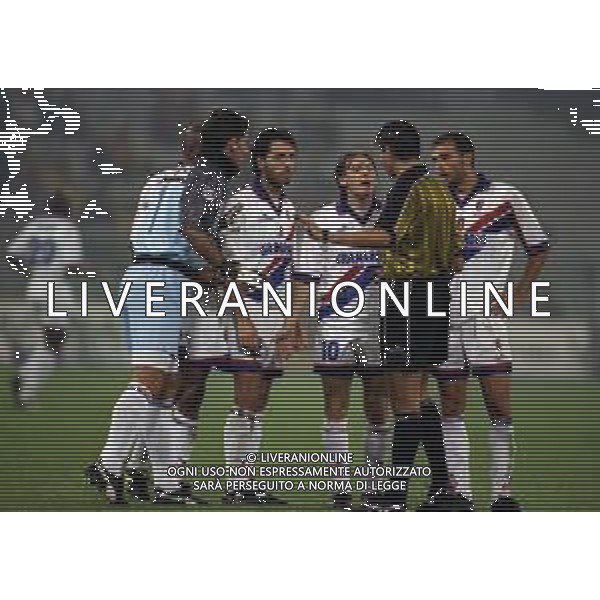 12-10-1999 GENOVA COPPA ITALIA SAMPDORIA-BOLOGNA NELLA FOTO I GIOCATORI DEL BOLOGNA E DELLA SAMPDORIA CHIEDONO AI TIFOSI DI EVITARE IL LANCIO DI OGGETTI AG ALDO LIVERANI SAS