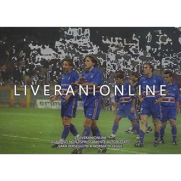 12-10-1999 GENOVA COPPA ITALIA SAMPDORIA-BOLOGNA NELLA FOTO I GIOCATORI DEL BOLOGNA E DELLA SAMPDORIA CHIEDONO AI TIFOSI DI EVITARE IL LANCIO DI OGGETTI AG ALDO LIVERANI SAS