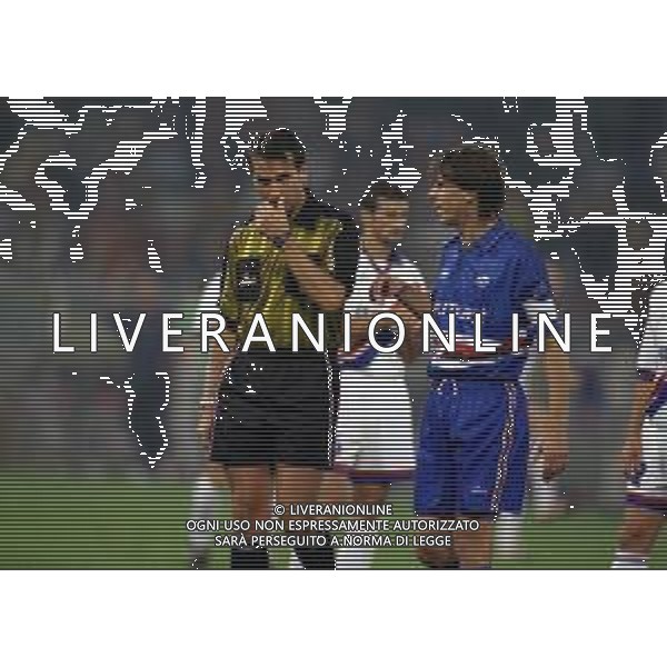 12-10-1999 GENOVA COPPA ITALIA SAMPDORIA-BOLOGNA NELLA FOTO I GIOCATORI DEL BOLOGNA E DELLA SAMPDORIA CHIEDONO AI TIFOSI DI EVITARE IL LANCIO DI OGGETTI AG ALDO LIVERANI SAS