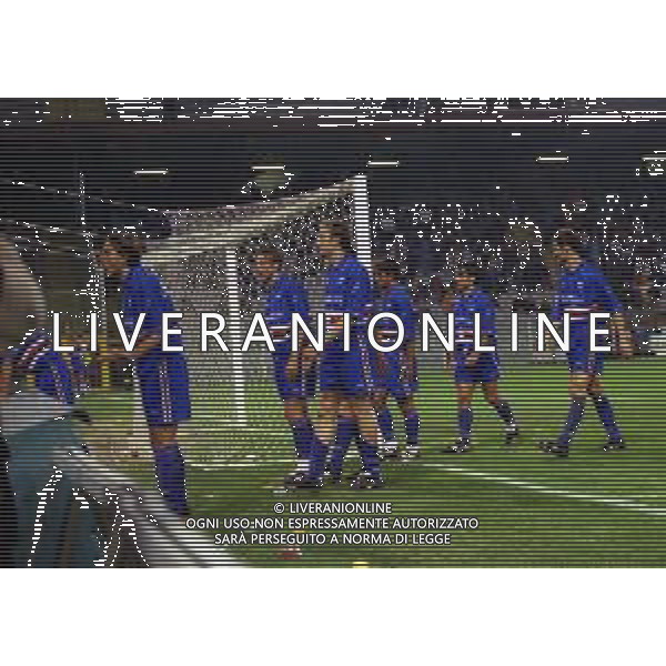 12-10-1999 GENOVA COPPA ITALIA SAMPDORIA-BOLOGNA NELLA FOTO I GIOCATORI DEL BOLOGNA E DELLA SAMPDORIA CHIEDONO AI TIFOSI DI EVITARE IL LANCIO DI OGGETTI AG ALDO LIVERANI SAS