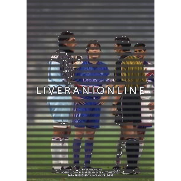 12-10-1999 GENOVA COPPA ITALIA SAMPDORIA-BOLOGNA NELLA FOTO I GIOCATORI DEL BOLOGNA E DELLA SAMPDORIA CHIEDONO AI TIFOSI DI EVITARE IL LANCIO DI OGGETTI AG ALDO LIVERANI SAS