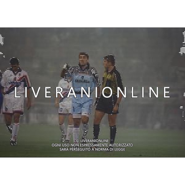 12-10-1999 GENOVA COPPA ITALIA SAMPDORIA-BOLOGNA NELLA FOTO I GIOCATORI DEL BOLOGNA E DELLA SAMPDORIA CHIEDONO AI TIFOSI DI EVITARE IL LANCIO DI OGGETTI AG ALDO LIVERANI SAS