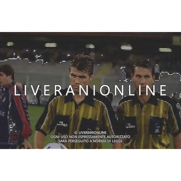 12-10-1999 GENOVA COPPA ITALIA SAMPDORIA-BOLOGNA NELLA FOTO LA PRIMA VOLTA DI DUE ARBITRI IN CAMPO L\'ARBITRO ROBERTO ROSETTI E GIANLUCA PAPARESTA AG ALDO LIVERANI SAS