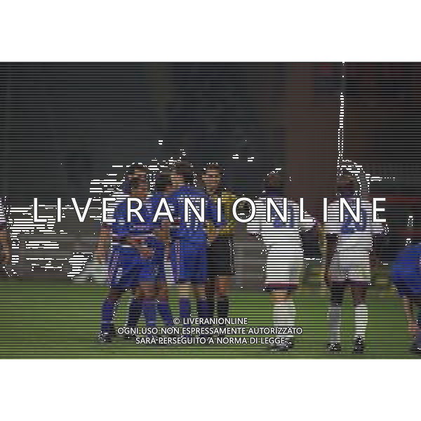 12-10-1999 GENOVA COPPA ITALIA SAMPDORIA-BOLOGNA NELLA FOTO I GIOCATORI DEL BOLOGNA E DELLA SAMPDORIA CHIEDONO AI TIFOSI DI EVITARE IL LANCIO DI OGGETTI AG ALDO LIVERANI SAS