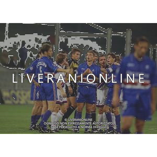 12-10-1999 GENOVA COPPA ITALIA SAMPDORIA-BOLOGNA NELLA FOTO I GIOCATORI DEL BOLOGNA E DELLA SAMPDORIA CHIEDONO AI TIFOSI DI EVITARE IL LANCIO DI OGGETTI AG ALDO LIVERANI SAS