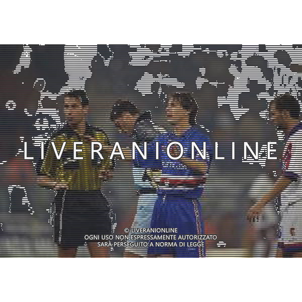 12-10-1999 GENOVA COPPA ITALIA SAMPDORIA-BOLOGNA NELLA FOTO I GIOCATORI DEL BOLOGNA E DELLA SAMPDORIA CHIEDONO AI TIFOSI DI EVITARE IL LANCIO DI OGGETTI AG ALDO LIVERANI SAS