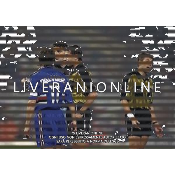 12-10-1999 GENOVA COPPA ITALIA SAMPDORIA-BOLOGNA NELLA FOTO I GIOCATORI DEL BOLOGNA E DELLA SAMPDORIA CHIEDONO AI TIFOSI DI EVITARE IL LANCIO DI OGGETTI AG ALDO LIVERANI SAS