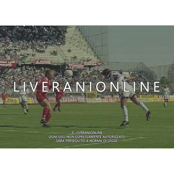13-04-1997 PIACENZA CAMPIONATO DI CALCIO SERIE A PIACENZA-FIORENTINA 1-1 NELLA FOTO GABRIEL BATISTUTA E MIRKO CONTE AG ALDO LIVERANI SAS