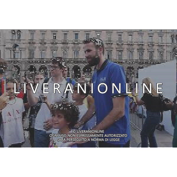© TVRG Fan Zone EuroBasket 2022 nella foto Luigi Datome capitano Italia incontra i tifosi Milano 01-09-2022 Inaugurazione in piazza Duomo della Fan Zone di FIBA EuroBasket 2022 foto Roberto Garavaglia/ag. Aldo Liverani sas/AGENZIA ALDO LIVERANI SAS