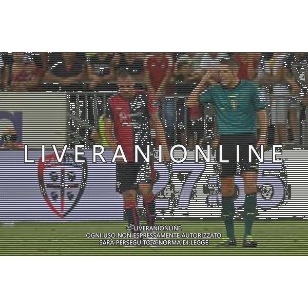 2-9-2022. Cagliari Calcio-Modena F.C. 4° giornata serie B 2022/2023, stadio Unipol Domus Cagliari. Foto salvatore Moi/Aldo Liverani s.a.s. Nella foto: arbitro Nicolo\' Baroni di Firenze discute con Marco Mancosu Cagliari, sul gol del cagliari da verificare al var. ©MOI/AGENZIA ALDO LIVERANI SAS