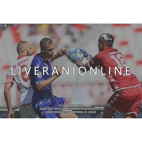 BARI - SPAL CAMPIONATO CALCIO SERIE BKT 03.09.2022 NELLA FOTO CONTRASTO DI GIOCO - ELIA CAPRILE IN PARATA ©FABIO SERINO/AGENZIA ALDO LIVERANI SAS