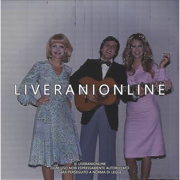 GIANNI MORANDI, cantante e attore italiano - RETROSPETTIVA nella foto con Anna Maria Rizzoli e Ingrid Schoeller nel 1975 ©ARCHIVIO / AGENZIA ALDO LIVERANI SAS