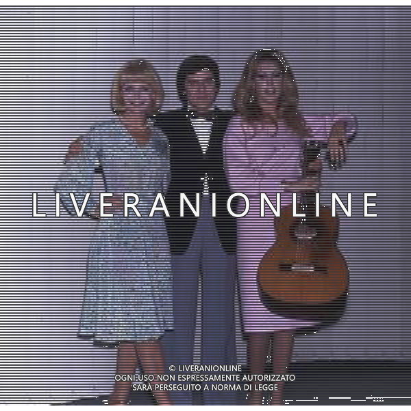 GIANNI MORANDI, cantante e attore italiano - RETROSPETTIVA nella foto con Anna Maria Rizzoli e Ingrid Schoeller nel 1975 ©ARCHIVIO / AGENZIA ALDO LIVERANI SAS