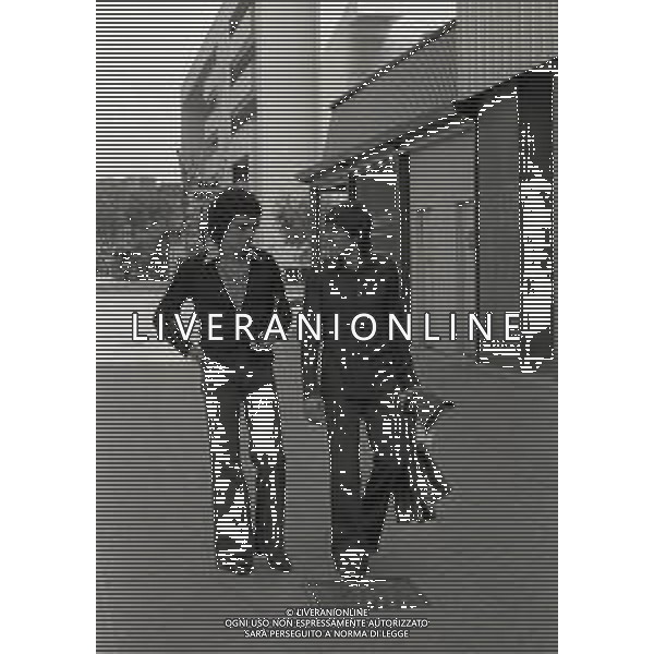 RETROSPETTIVA GIANNI MORANDI CANTANTE NELLA FOTO GIANNI MORANDI CON CHRISTIAN FUORI DALLA SEDE RAI DI MILANO NELL\'ANNO 1975 AG ALDO LIVERANI SAS 