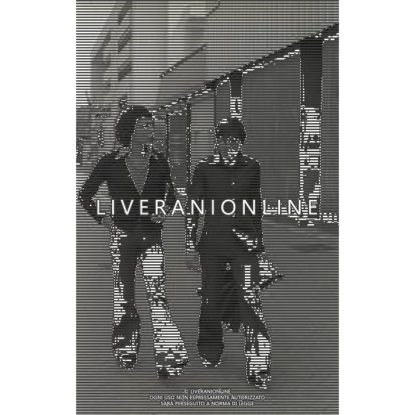 RETROSPETTIVA GIANNI MORANDI CANTANTE NELLA FOTO GIANNI MORANDI CON CHRISTIAN FUORI DALLA SEDE RAI DI MILANO NELL\'ANNO 1975 AG ALDO LIVERANI SAS 