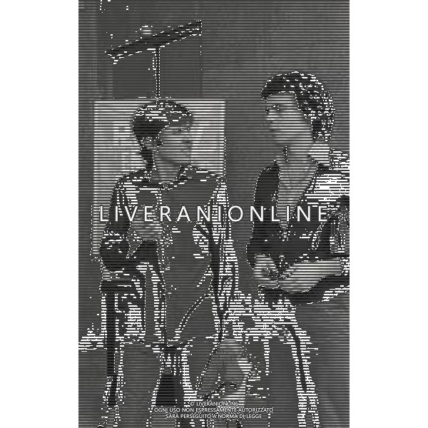 RETROSPETTIVA GIANNI MORANDI CANTANTE NELLA FOTO GIANNI MORANDI CON CHRISTIAN FUORI DALLA SEDE RAI DI MILANO NELL\'ANNO 1975 AG ALDO LIVERANI SAS 