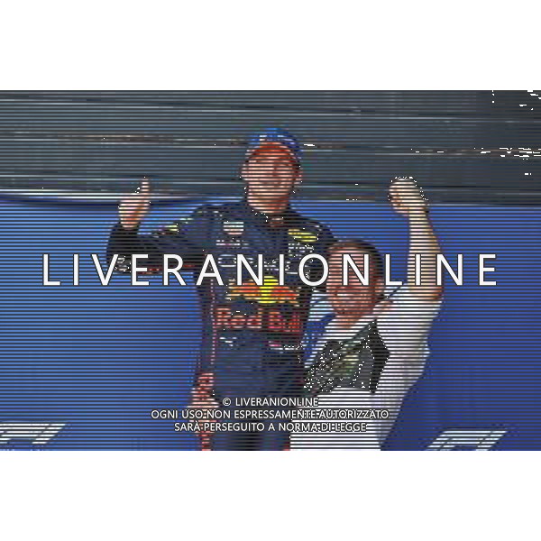 (L to R): Max Verstappen (NLD) Red Bull Racing celebrates his pole position in qualifying parc ferme with Rico Verhoeven (NLD) Kickboxer. 03.09.2022. Formula 1 World Championship, Rd 14, Dutch Grand Prix, Zandvoort, Netherlands, Qualifying Day. - www.xpbimages.com, EMail: requests@xpbimages.com © Copyright: Moy / XPB Images/AGENZIA ALDO LIVERANI SAS - ITALY ONLY EDITORIAL USE ONLY