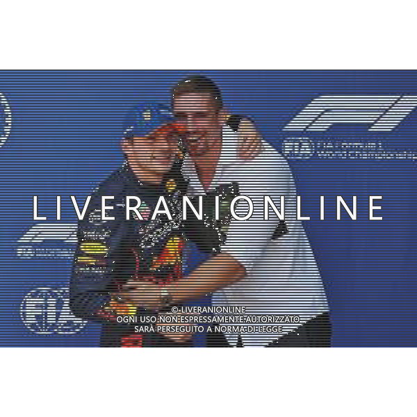 (L to R): Max Verstappen (NLD) Red Bull Racing celebrates his pole position in qualifying parc ferme with Rico Verhoeven (NLD) Kickboxer. 03.09.2022. Formula 1 World Championship, Rd 14, Dutch Grand Prix, Zandvoort, Netherlands, Qualifying Day. - www.xpbimages.com, EMail: requests@xpbimages.com © Copyright: Moy / XPB Images/AGENZIA ALDO LIVERANI SAS - ITALY ONLY EDITORIAL USE ONLY