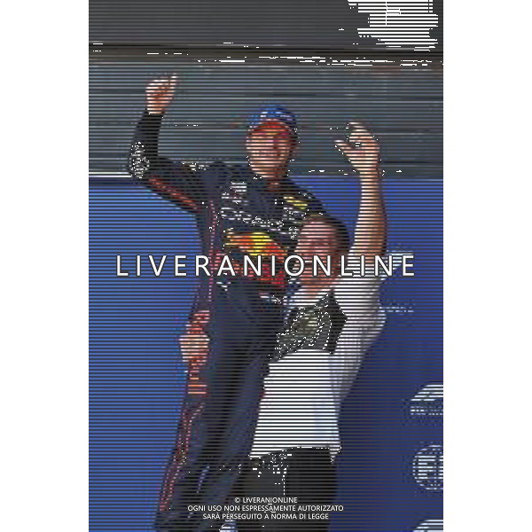 (L to R): Max Verstappen (NLD) Red Bull Racing celebrates his pole position in qualifying parc ferme with Rico Verhoeven (NLD) Kickboxer. 03.09.2022. Formula 1 World Championship, Rd 14, Dutch Grand Prix, Zandvoort, Netherlands, Qualifying Day. - www.xpbimages.com, EMail: requests@xpbimages.com © Copyright: Bearne / XPB Images/AGENZIA ALDO LIVERANI SAS - ITALY ONLY EDITORIAL USE ONLY