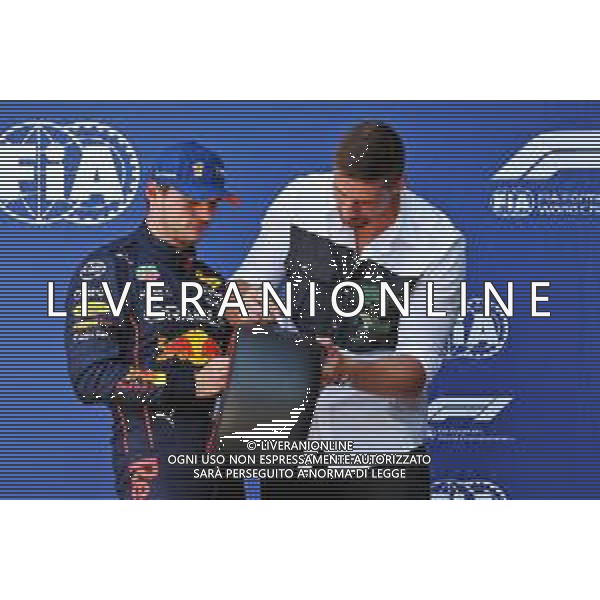 (L to R): Max Verstappen (NLD) Red Bull Racing celebrates his pole position in qualifying parc ferme with Rico Verhoeven (NLD) Kickboxer. 03.09.2022. Formula 1 World Championship, Rd 14, Dutch Grand Prix, Zandvoort, Netherlands, Qualifying Day. - www.xpbimages.com, EMail: requests@xpbimages.com © Copyright: Bearne / XPB Images/AGENZIA ALDO LIVERANI SAS - ITALY ONLY EDITORIAL USE ONLY