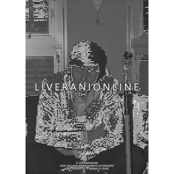 RETROSPETTIVA GIANNI MORANDI CANTANTE NELLA FOTO GIANNI MORANDI A MILANO TERRAZZA MARTINI NELL\'ANNO 1981 AG ALDO LIVERANI SAS