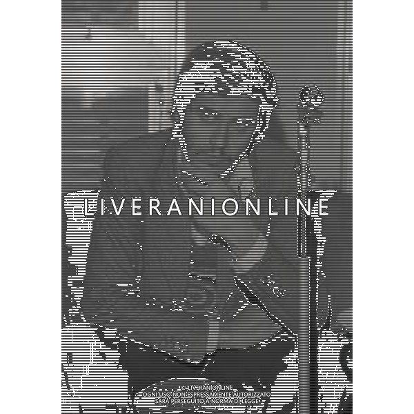 RETROSPETTIVA GIANNI MORANDI CANTANTE NELLA FOTO GIANNI MORANDI A MILANO TERRAZZA MARTINI NELL\'ANNO 1981 AG ALDO LIVERANI SAS