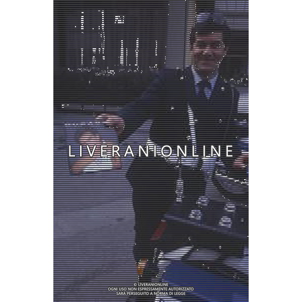 RETROSPETTIVA STEFANIA DI MONACO NELLA FOTO UN POLIZIOTTO DELLA SCORTA MOSTRA UNA IMMAGINE DI STEFANIA DI MONACO AL SUO ARRIVO A ROMA OSPITE DI UNA TRASMISSIONE TELEVISIVA CONDOTTA DA PIPPO BAUDO NELL\'ANNO 1986 AG ALDO LIVERANI SAS