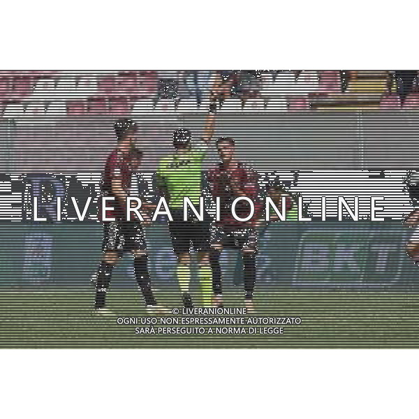 REGGINA - PALERMO CAMPIONATO CALCIO SERIE BKT 03.09.2022 NELLA FOTO L\'ARBITRO LUCA MASSIMI ESTRAE IL CARTELLINO GIALLO PER L\'AMMONIZIONE DI PIEROZZI NICCOLO\' ©PASQUALE GARREFFA/AGENZIA ALDO LIVERANI SAS