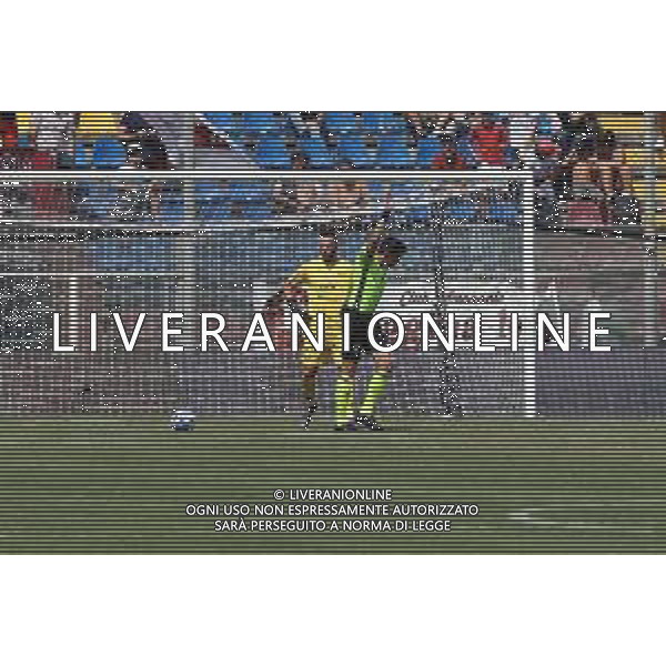 REGGINA - PALERMO CAMPIONATO CALCIO SERIE BKT 03.09.2022 NELLA FOTO L\'ARBITRO LUCA MASSIMI ANNULLA IL GOL DI RIVAS DOPO AVER CONSULTATO I COLLEGHI AL VAR ©PASQUALE GARREFFA/AGENZIA ALDO LIVERANI SAS