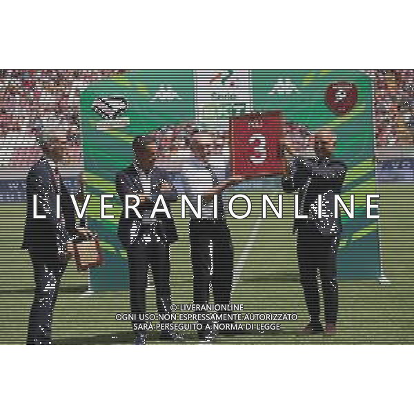 REGGINA - PALERMO CAMPIONATO CALCIO SERIE BKT 03.09.2022 NELLA FOTO IL PRESIDENTE MARCELLO CARDONA E FELICE SALADINI ALLA PREMIAZIONE DI MAURIZIO POLI ©PASQUALE GARREFFA/AGENZIA ALDO LIVERANI SAS
