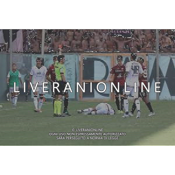 REGGINA - PALERMO CAMPIONATO CALCIO SERIE BKT 03.09.2022 NELLA FOTO L\'ARBITRO LUCA MASSIMI ESTRAE IL CARTELLINO ROSSO PER L\'ESPULSIONE DI THIAGO CIONEK ©PASQUALE GARREFFA/AGENZIA ALDO LIVERANI SAS