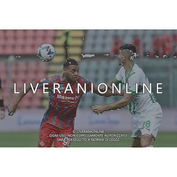© TVRG Cyriel Dessers (Cremonese) e Martin Erlic (Sassuolo) Cremonese vs Sassuolo Campionato Calcio Serie A TIM 04-09-2022 ©Roberto Garavaglia/AGENZIA ALDO LIVERANI SAS