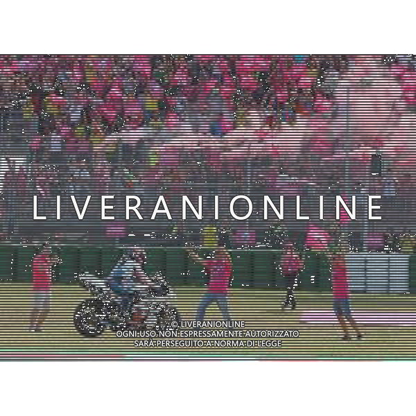 MOTOMONDIALE 2022 - GRAN PREMIO GRYFYN DI SAN MARINO E DELLA RIVIERA DI RIMINI 04/09/2022 nella foto: Enea Bastianini of Italy and Gresini Racing MotoGP festeggia con i tifosi ©Claudio Zamagni/Agenzia Aldo Liverani /AGENZIA ALDO LIVERANI SAS