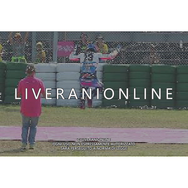 MOTOMONDIALE 2022 - GRAN PREMIO GRYFYN DI SAN MARINO E DELLA RIVIERA DI RIMINI 04/09/2022 nella foto: Enea Bastianini of Italy and Gresini Racing MotoGP festeggia con i tifosi ©Claudio Zamagni/Agenzia Aldo Liverani /AGENZIA ALDO LIVERANI SAS