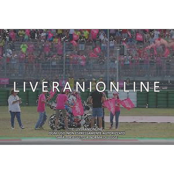 MOTOMONDIALE 2022 - GRAN PREMIO GRYFYN DI SAN MARINO E DELLA RIVIERA DI RIMINI 04/09/2022 nella foto: Enea Bastianini of Italy and Gresini Racing MotoGP festeggia con i tifosi ©Claudio Zamagni/Agenzia Aldo Liverani /AGENZIA ALDO LIVERANI SAS