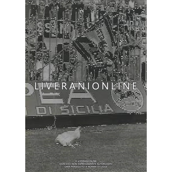 RETROSPETTIVA BARI CALCIO 1980 NELLA FOTO I TIFOSI BARI CALCIO LANCIANO IL GALLETTO SUL CAMPO DI SAN SIRO AG ALDO LIVERANI SAS