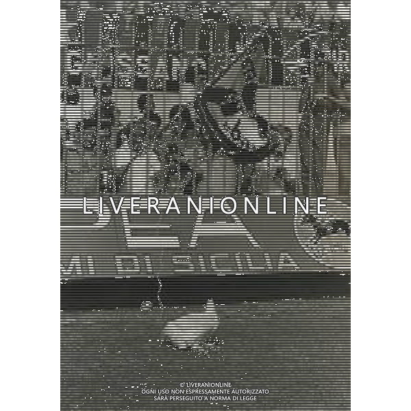 RETROSPETTIVA BARI CALCIO 1980 NELLA FOTO I TIFOSI BARI CALCIO LANCIANO IL GALLETTO SUL CAMPO DI SAN SIRO AG ALDO LIVERANI SAS