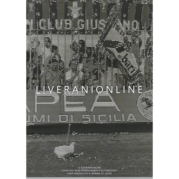 RETROSPETTIVA BARI CALCIO 1980 NELLA FOTO I TIFOSI BARI CALCIO LANCIANO IL GALLETTO SUL CAMPO DI SAN SIRO AG ALDO LIVERANI SAS