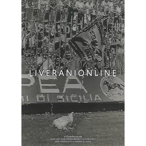 RETROSPETTIVA BARI CALCIO 1980 NELLA FOTO I TIFOSI BARI CALCIO LANCIANO IL GALLETTO SUL CAMPO DI SAN SIRO AG ALDO LIVERANI SAS