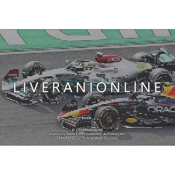 Lewis Hamilton (GBR) Mercedes AMG F1 W13 and Sergio Perez (MEX) Red Bull Racing RB18 battle for position. 04.09.2022. Formula 1 World Championship, Rd 14, Dutch Grand Prix, Zandvoort, Netherlands, Race Day. - www.xpbimages.com, EMail: requests@xpbimages.com © Copyright: Miltenburg / XPB Images/AGENZIA ALDO LIVERANI SAS - ITALY ONLY EDITORIAL USE ONLY